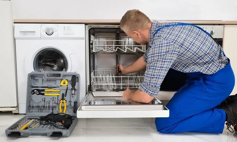 Menemen Hotpoint servisi teknisyen ekibi beyaz eşya tamiri yaparken